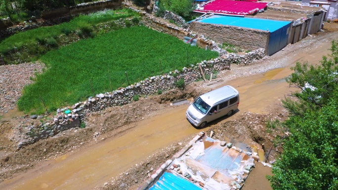 破损道路 贫困脱贫攻坚 乡间的黄土路