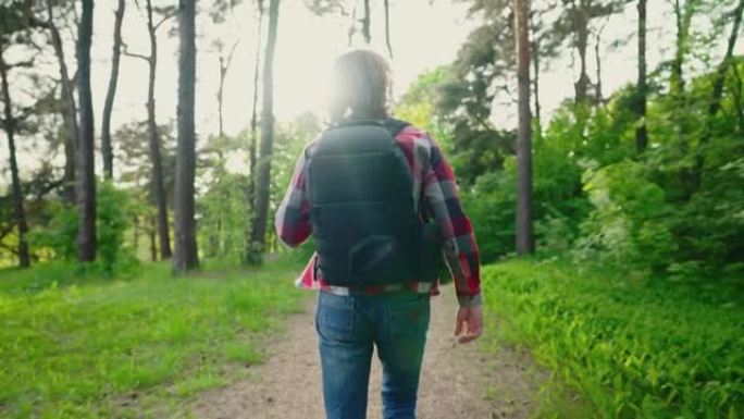 背着背包的人在森林里散步。