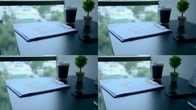 办公室笔记本电脑商务财务文件图表和木桌上的图表，带咖啡杯。平放笔记本电脑放在办公桌上。业务工作区上没