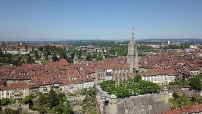 瑞士晴天伯尔尼城市景观旧中心大教堂塔空中全景4k
