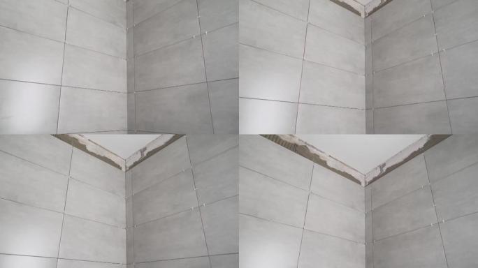 浴室里有新的深色瓷砖。空的现代浴室，灰色瓷砖。墙上的黑色瓷砖。