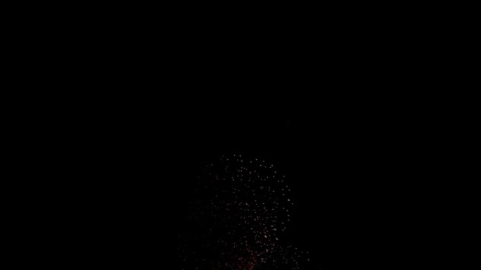 在7月4日独立日之前，烟花节上的深黑色背景天空上的真实烟花表演。美丽的烟火表演。4k慢动作100 f