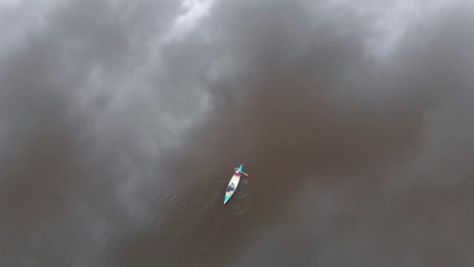 恶劣天气下划独木舟，乌云在水面上的反射，空中顶部