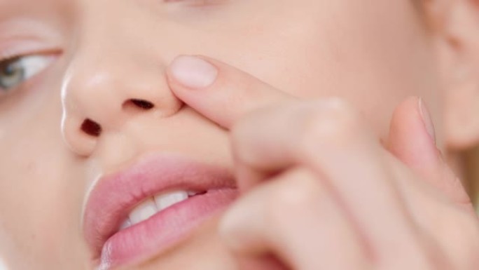 高加索女性护肤模特将面部护理血清放在脸颊上