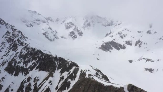 在埃尔布鲁斯附近的雪山上空飞行