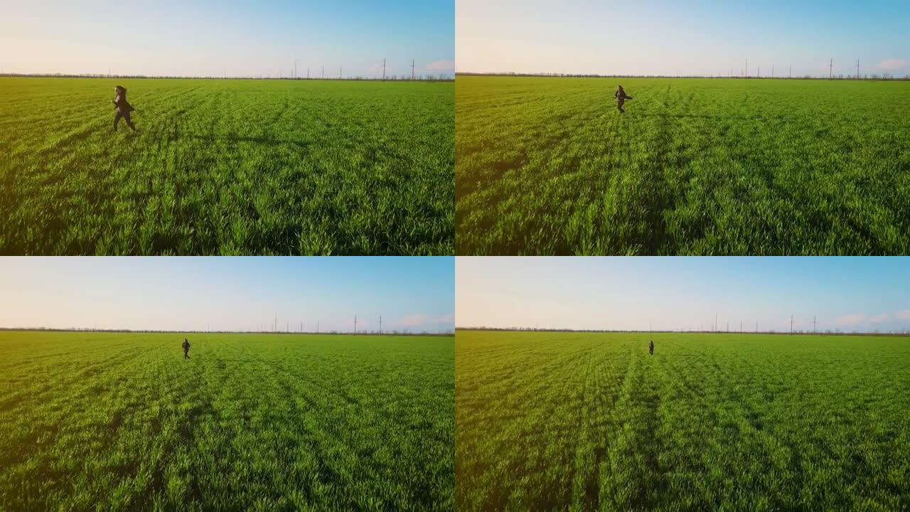 浪漫无忧无虑的年轻女子在慢动作视频中奔跑在田间小麦上享受假期期间乡村自然的自由和平静