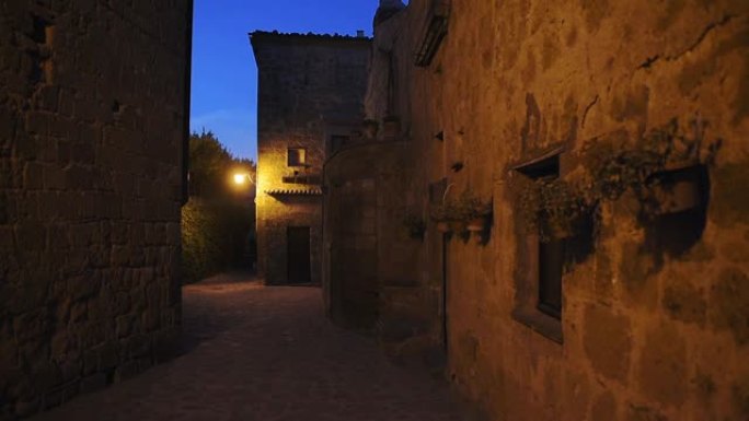 意大利奇维塔·迪·巴格诺雷焦村街景，晚上