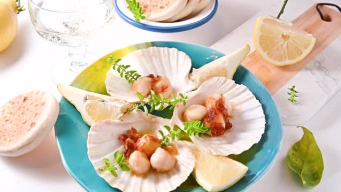 油炸扇贝，健康美食，在贝壳类的美丽菜肴上撒上鱼子酱烤扇贝