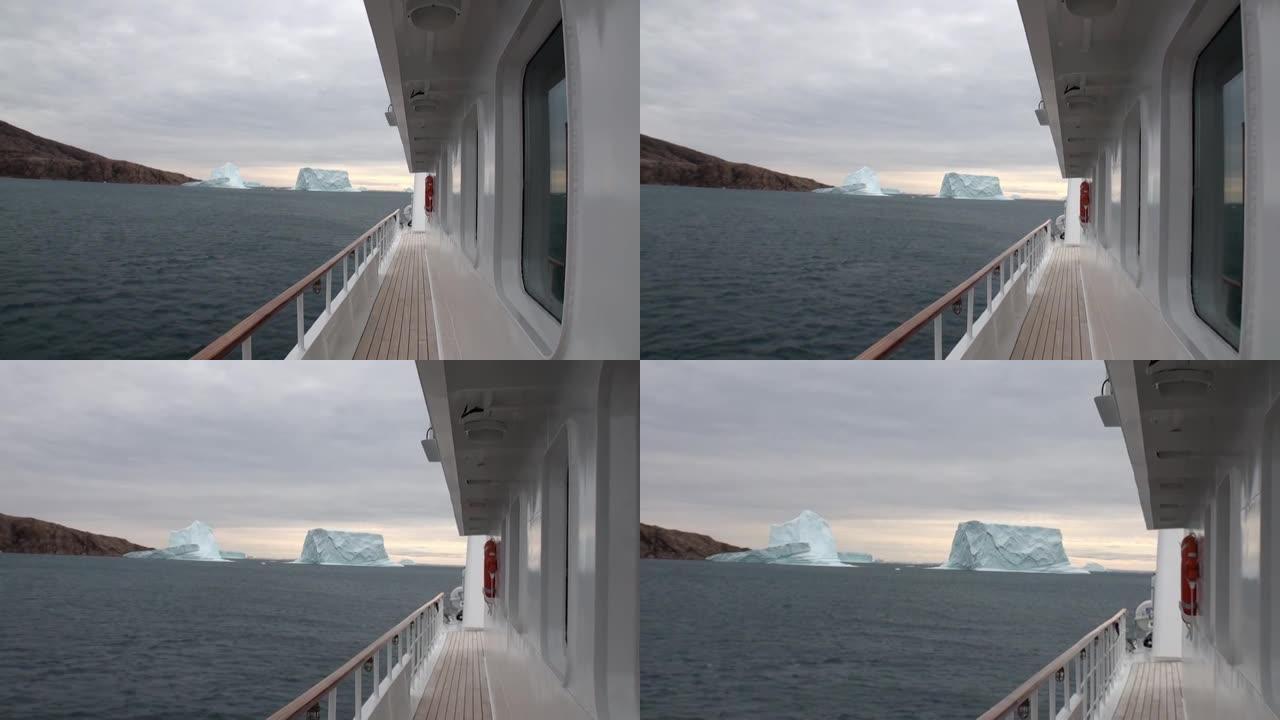 破冰船破冰前进。