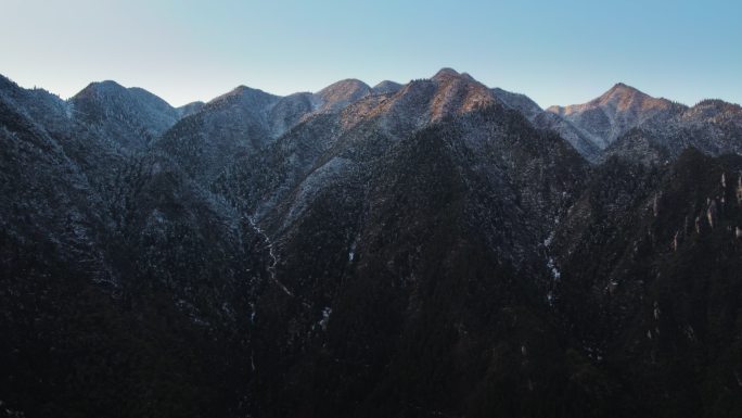 湖南邵阳洞口雪峰山夕阳日照金山雪景航拍