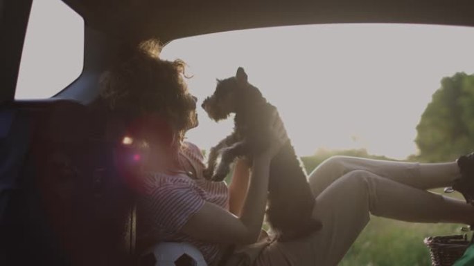 女人和狗开车旅行