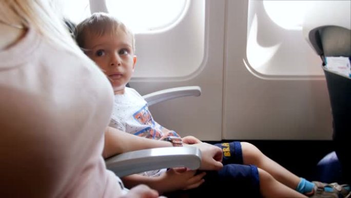 飞机起飞期间紧张和害怕的小男孩的4k镜头