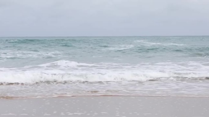 平移穿过海岸线，破浪滚滚到海滩上