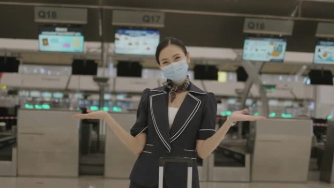 带防护口罩的快乐年轻女乘务员接种后感到自信-库存视频