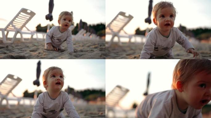 可爱的小男孩在海滩上爬行