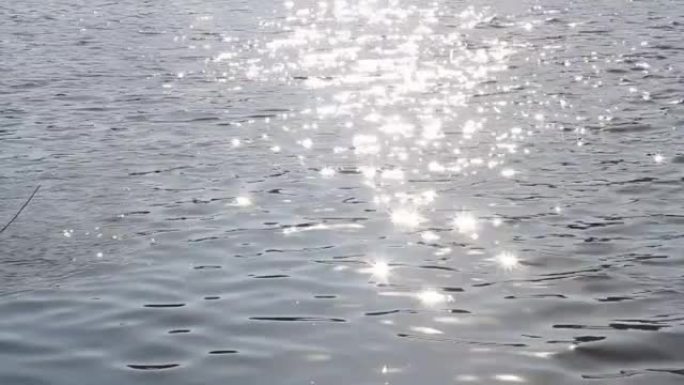 阳光照在水面上