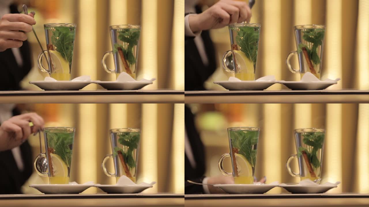 茶，柠檬，姜和薄荷放在一个漂亮的玻璃杯中。喝杯茶蒸