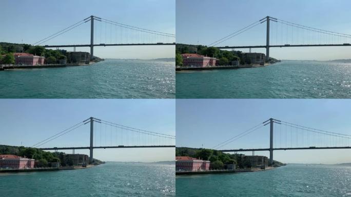 伊斯坦布尔的历史宫殿“Beylerbeyi”和桥的镜头。这是一个美丽的博斯普鲁斯景色在一个阳光明媚的