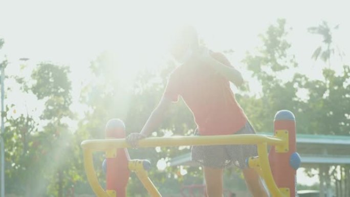 亚洲儿童在户外用太阳灯运动器材锻炼，生活方式理念。