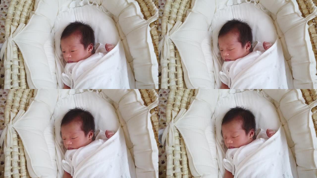 婴儿床正上方的婴儿刚开始第一次睁开眼睛
