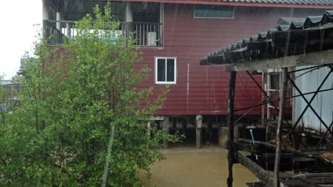 泰国季风期间传统的水上高跷房屋