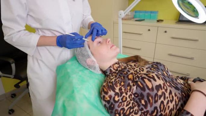 美容师为xeomin注射液准备患者皮肤