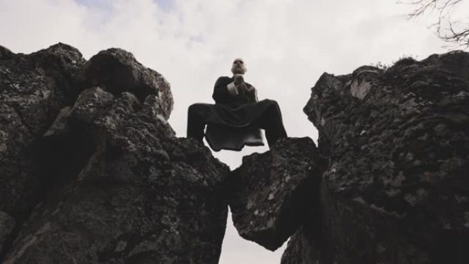 功夫大师在冰岛的岩石上表演空手道