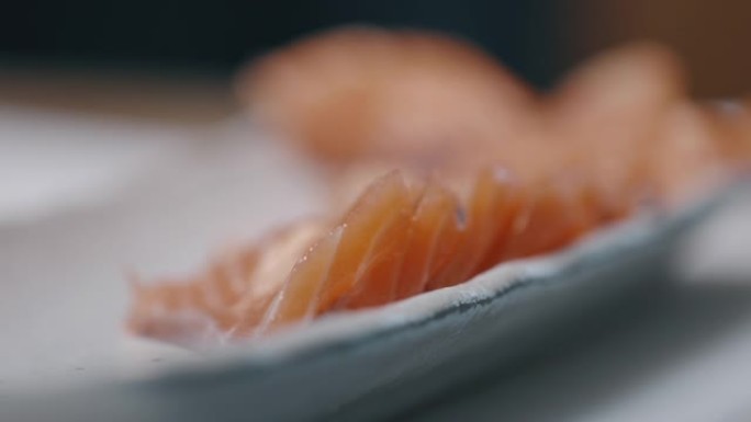 日本厨师切切生鲑鱼以制作寿司