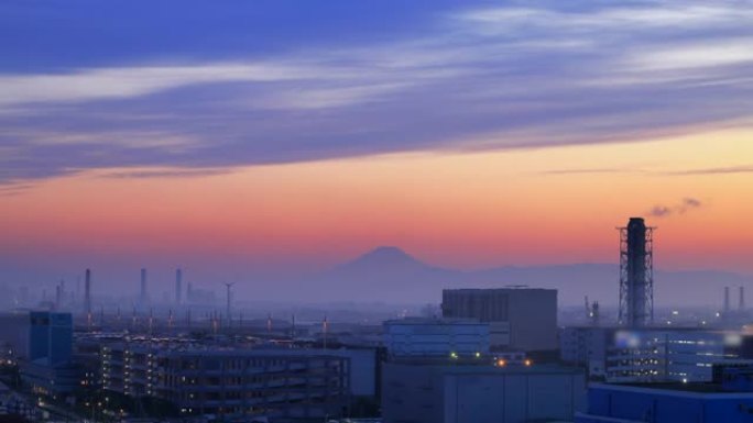 黄昏时的川崎工业区和远处看到的富士山