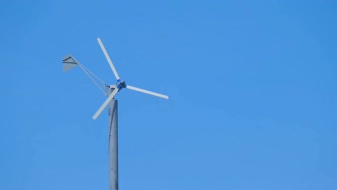 风力发电机能源，可持续发电机替代蓝天背景