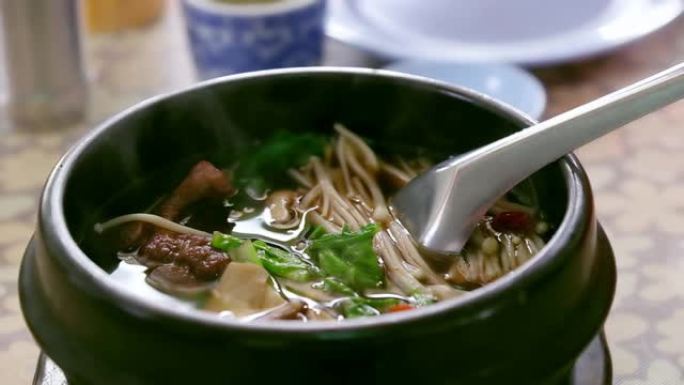 慢动作，特写美味的亚洲食物热草本汤，称为 “肉骨茶汤”，泰国盛放肉汤