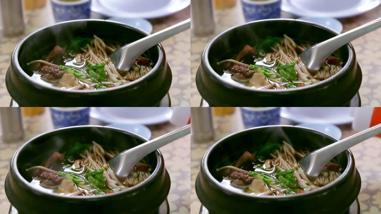 慢动作，特写美味的亚洲食物热草本汤，称为 “肉骨茶汤”，泰国盛放肉汤