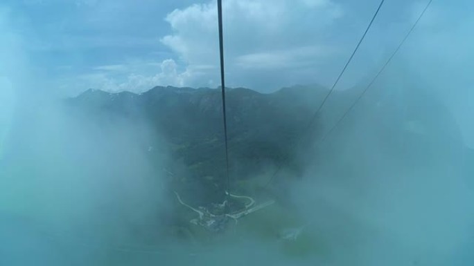 乘缆车穿越云层，自然开辟了道路