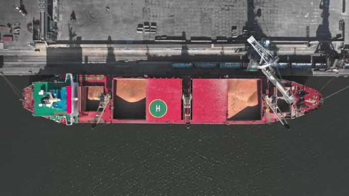 鸟瞰图为运输谷物和散装货物的货船的鸟瞰图。这艘船站在码头附近