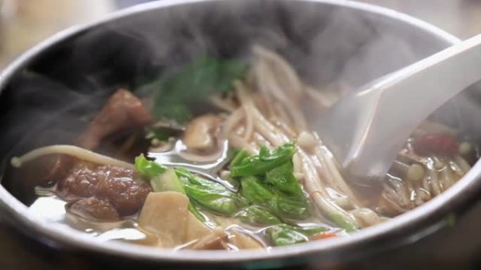 关闭美味美味的亚洲食物热草本汤称为 “肉骨汤” 与烟，猪肉排骨菜在肉汤中烹制在泰国流行