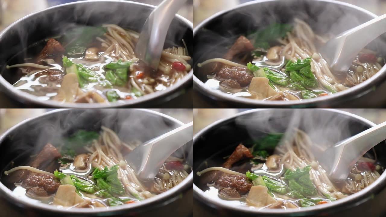 关闭美味美味的亚洲食物热草本汤称为 “肉骨汤” 与烟，猪肉排骨菜在肉汤中烹制在泰国流行