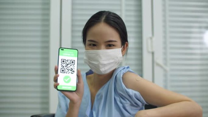 Yoyung女子接种疫苗后在智能手机上出示疫苗证书，疫苗护照