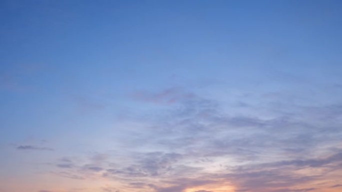 4k天空延时，燃烧的天空闪耀，红色紫色橙色蓝色粉色日落。浪漫多彩的日落，太阳下山，天空中流淌着橙色的