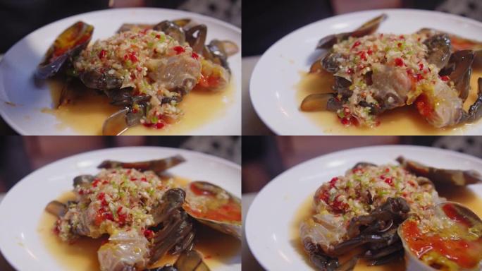 在泰国厨房餐厅关闭新鲜多汁的海鲜生腌蟹配鱼露和辛辣海鲜酱