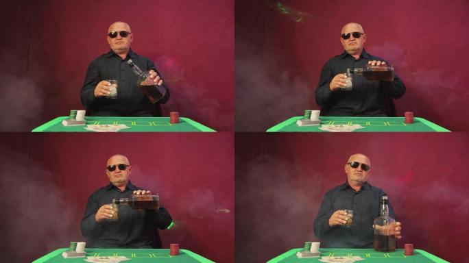 一个冒险的扑克玩家在纸牌游戏中倒威士忌。