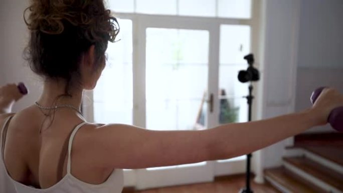 女性健身视频记录器在镜头前锻炼