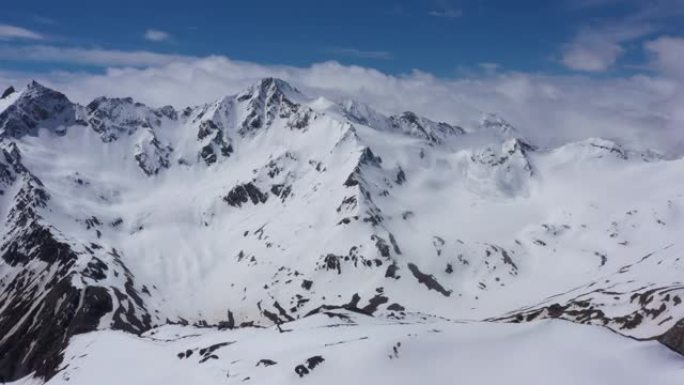 在埃尔布鲁斯附近的雪山上空飞行