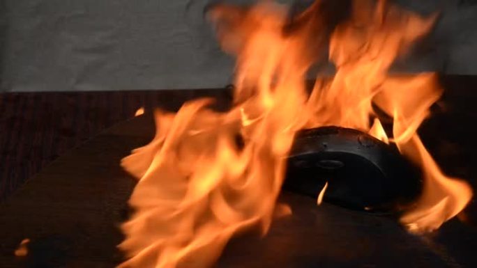 办公室里的电脑鼠标着火了。办公室或家里着火。消防安全概念