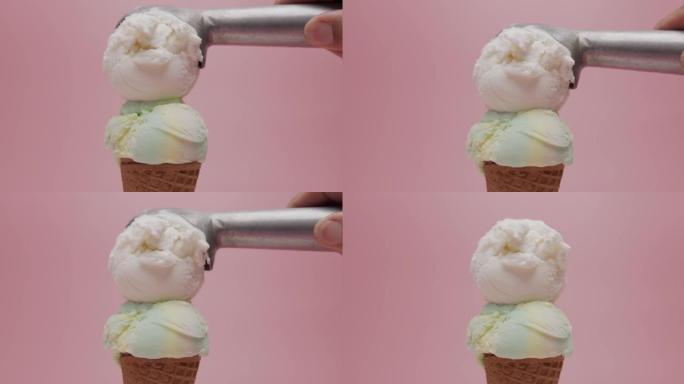 冰淇淋椰奶饼干和奶油上盖冰淇淋彩虹。