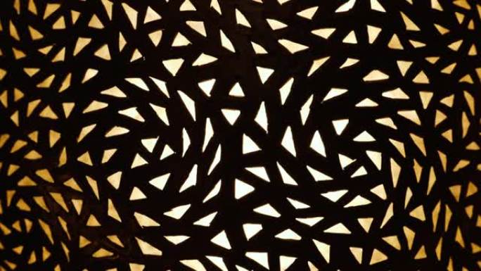 带有简单图案的点灯摩洛哥阿拉伯黄铜灯的抽象特写。