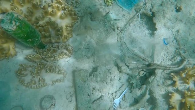 浅水热带珊瑚礁覆盖着塑料垃圾。海洋的塑料污染。塑料和其他杂物覆盖海底