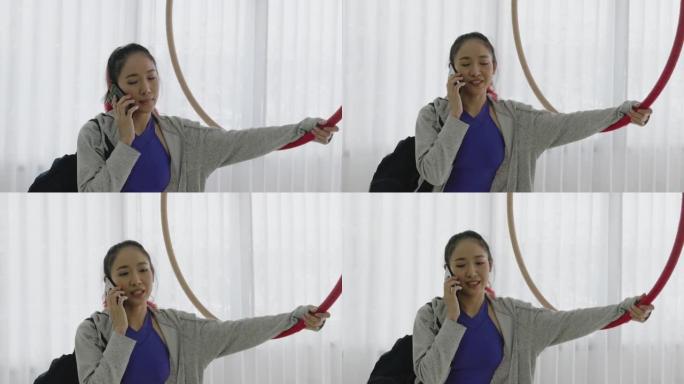 活动运动女子空中箍舞课后拿起手机-股票视频