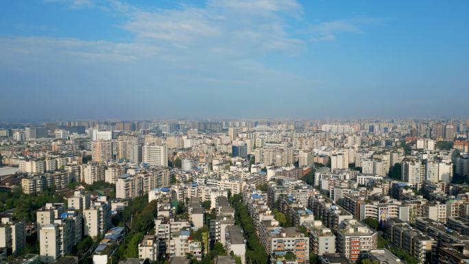 清晨城市苏醒阳光明媚