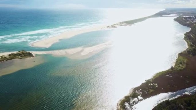 下午晚些时候，澳大利亚维多利亚州吉普斯兰 (Gippsland) 2020年12月雪河河口的侧面航拍