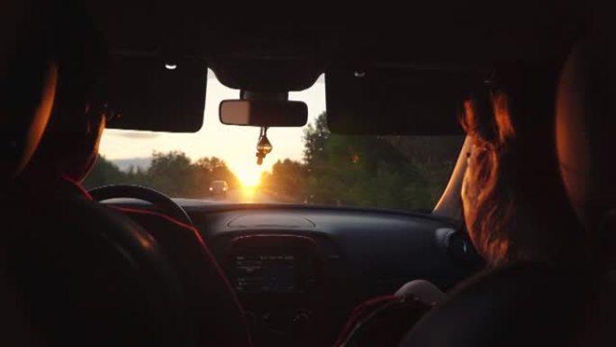一对已婚夫妇开车旅行，夕阳照亮了他们